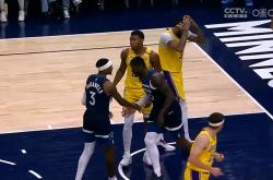 开云体育官网-场面混乱，双方球员纠缠不清