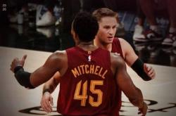 开云体育直播-热火队客场逆转艰难取胜锁定胜局！