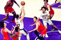 开云体育下载-篮网新秀发挥十足，连胜湖人轻松取胜的简单介绍