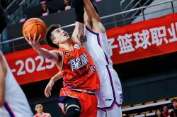 开云在线直播-包含江苏队鏖战辽宁队，郭艾伦点燃赛场的词条