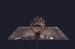 开云体育在线-跨界传奇，当独行侠巅峰对决公牛，库里在欧冠决赛接管比赛