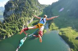 开云体育直播-当巴斯克铁骑遇上安第斯雄鹰，蒂亚戈的压制级艺术如何定义现代中场