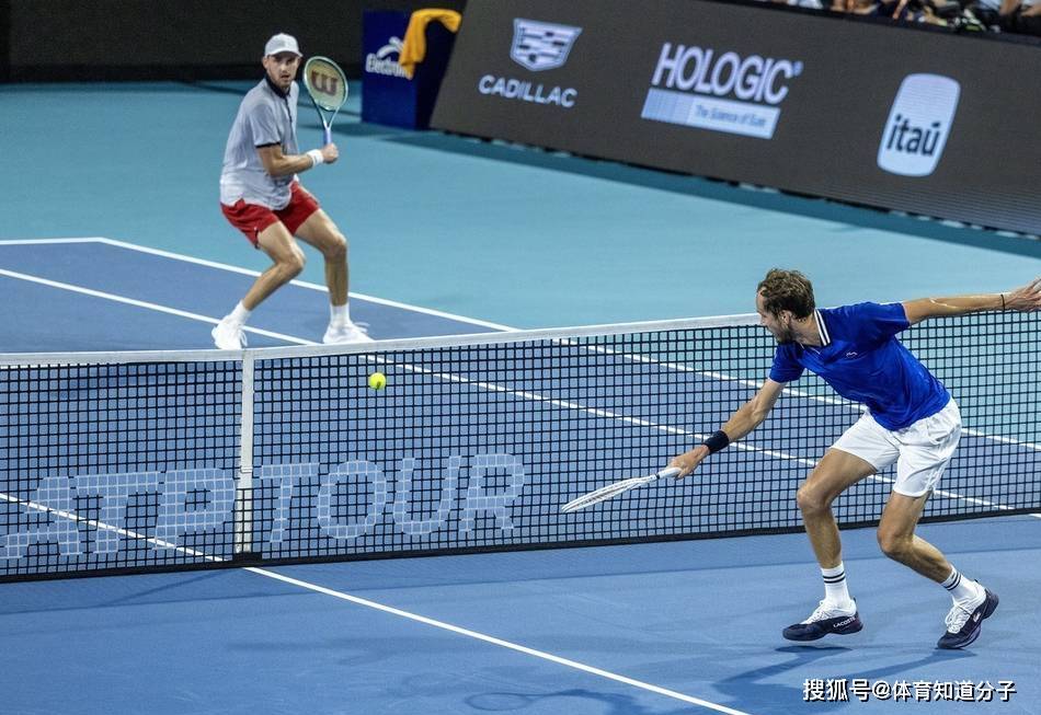 法国网球队轻取意大利网球队,梅德韦杰夫高光表现的简单介绍 法国网球队轻取意大利网球队,梅德韦杰夫高光表现的简单介绍