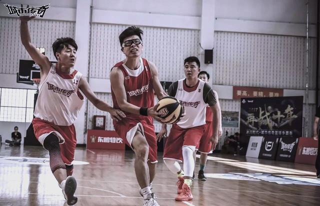 世界各地篮球队员联手竞技，激动人心