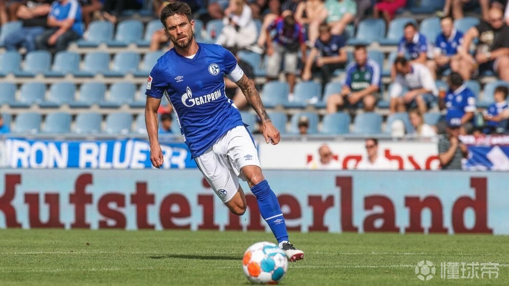 包含沙尔克中场组织稳健，构建攻防平衡体系的词条