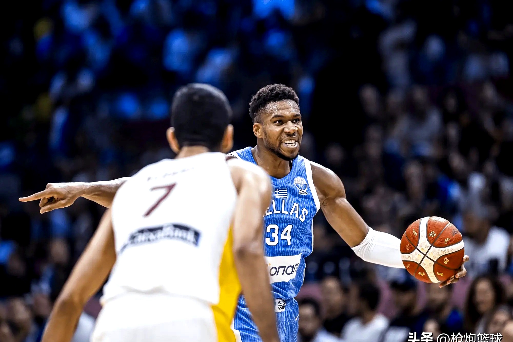 西班牙队客场击败希腊，豪取三分