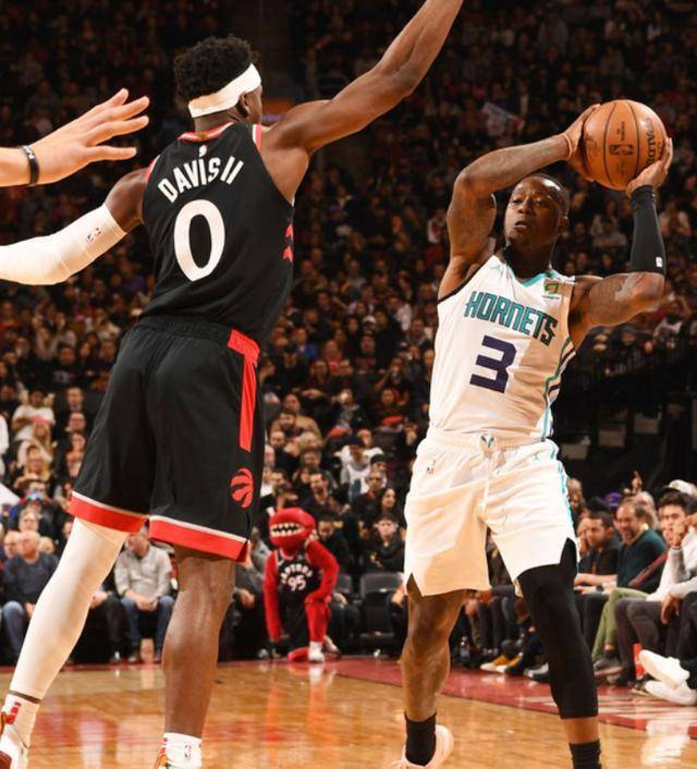 猛龙客场击败勇士，洛瑞砍下分