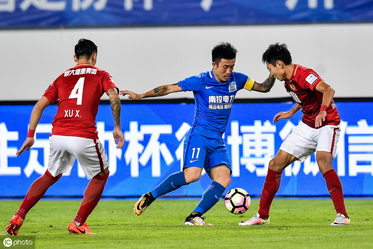 广州富力主场遭遇恒大挑战，胜负难料