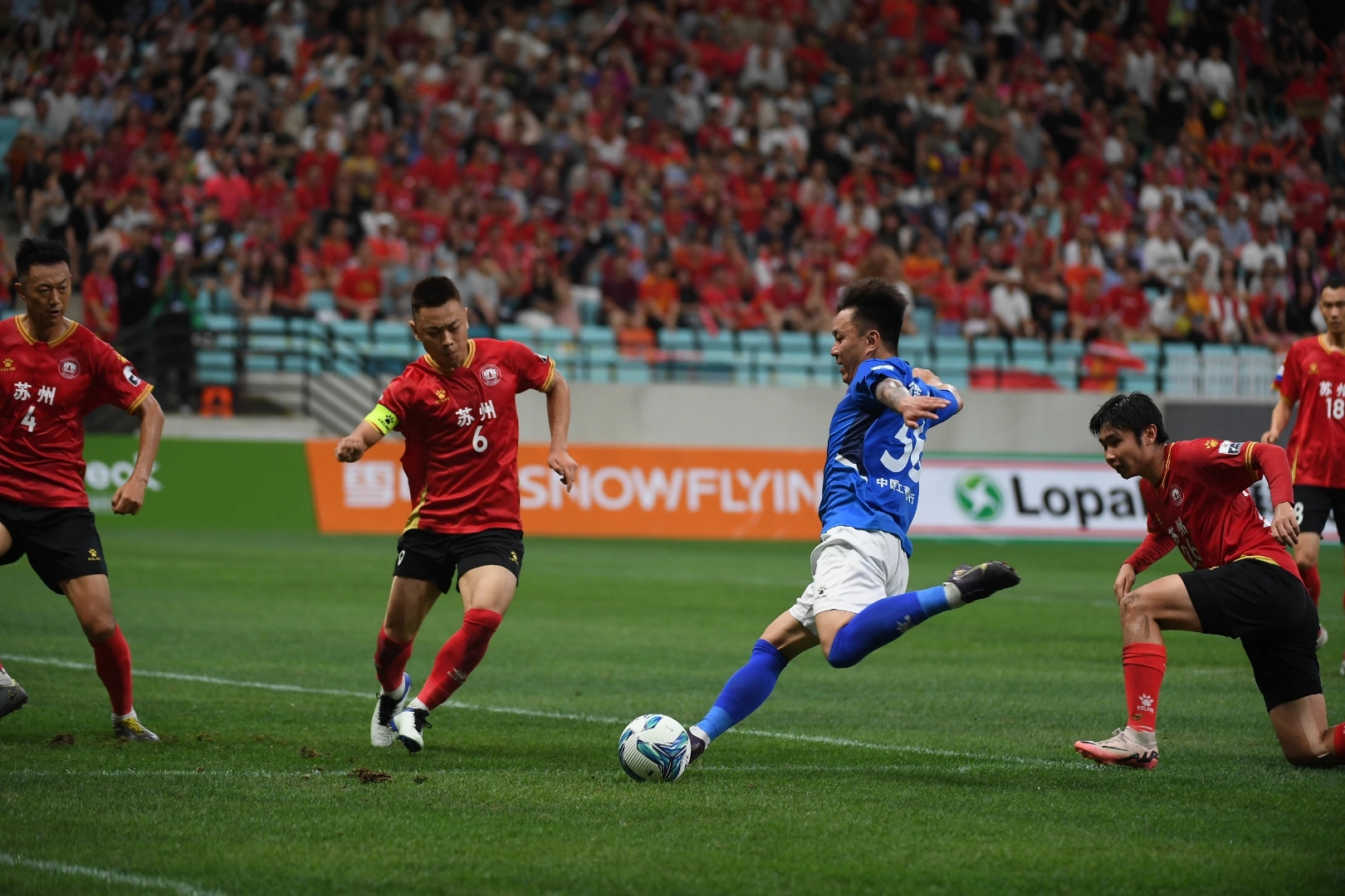 世界足坛巨星争锋之际,球场对决白热化 世界足坛巨星争锋之际,球场对决白热化