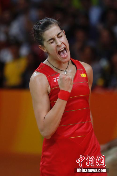 瑞士羽毛球选手速度惊人，摘金登顶