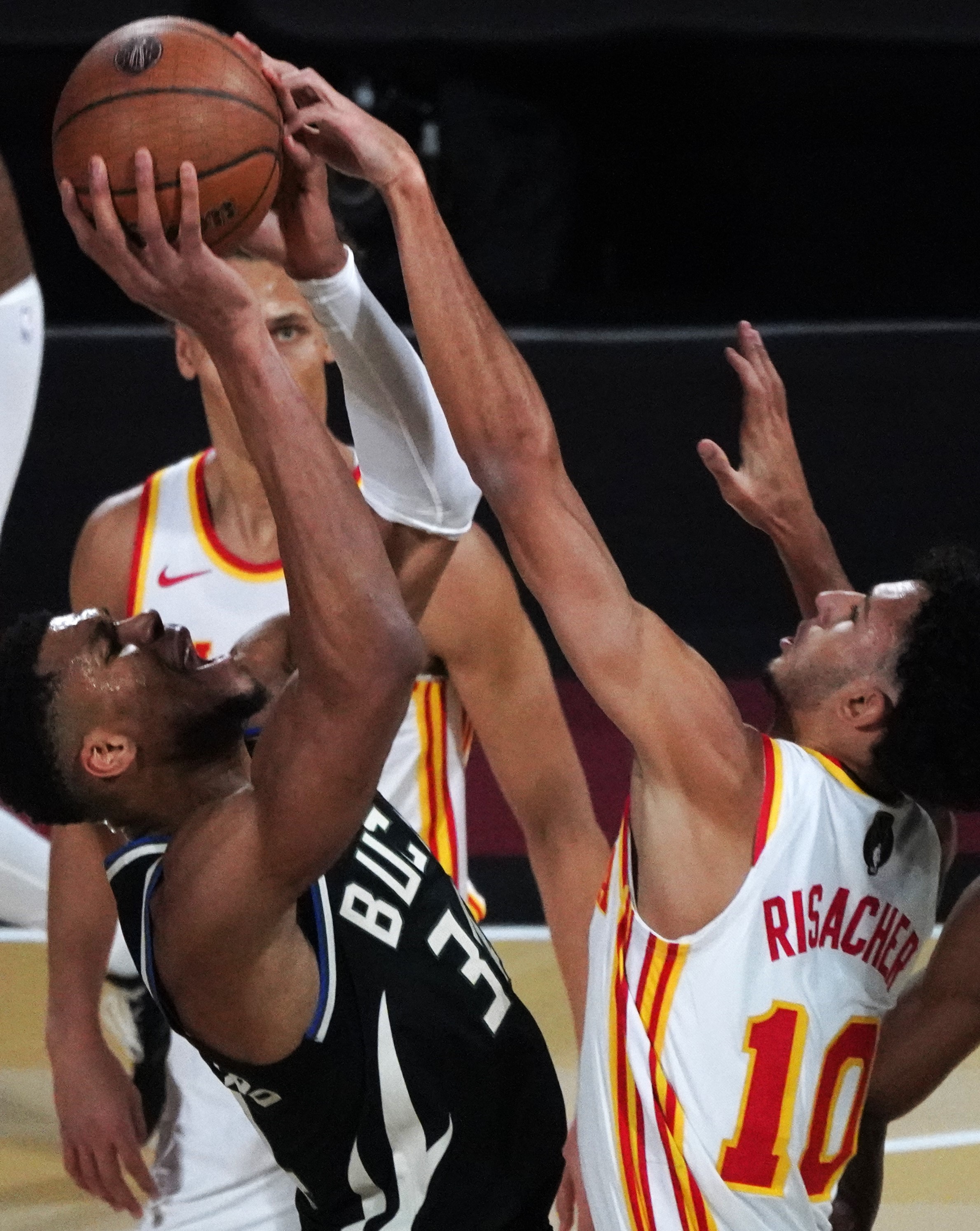 骑士横扫雄鹿，保罗点燃赛场