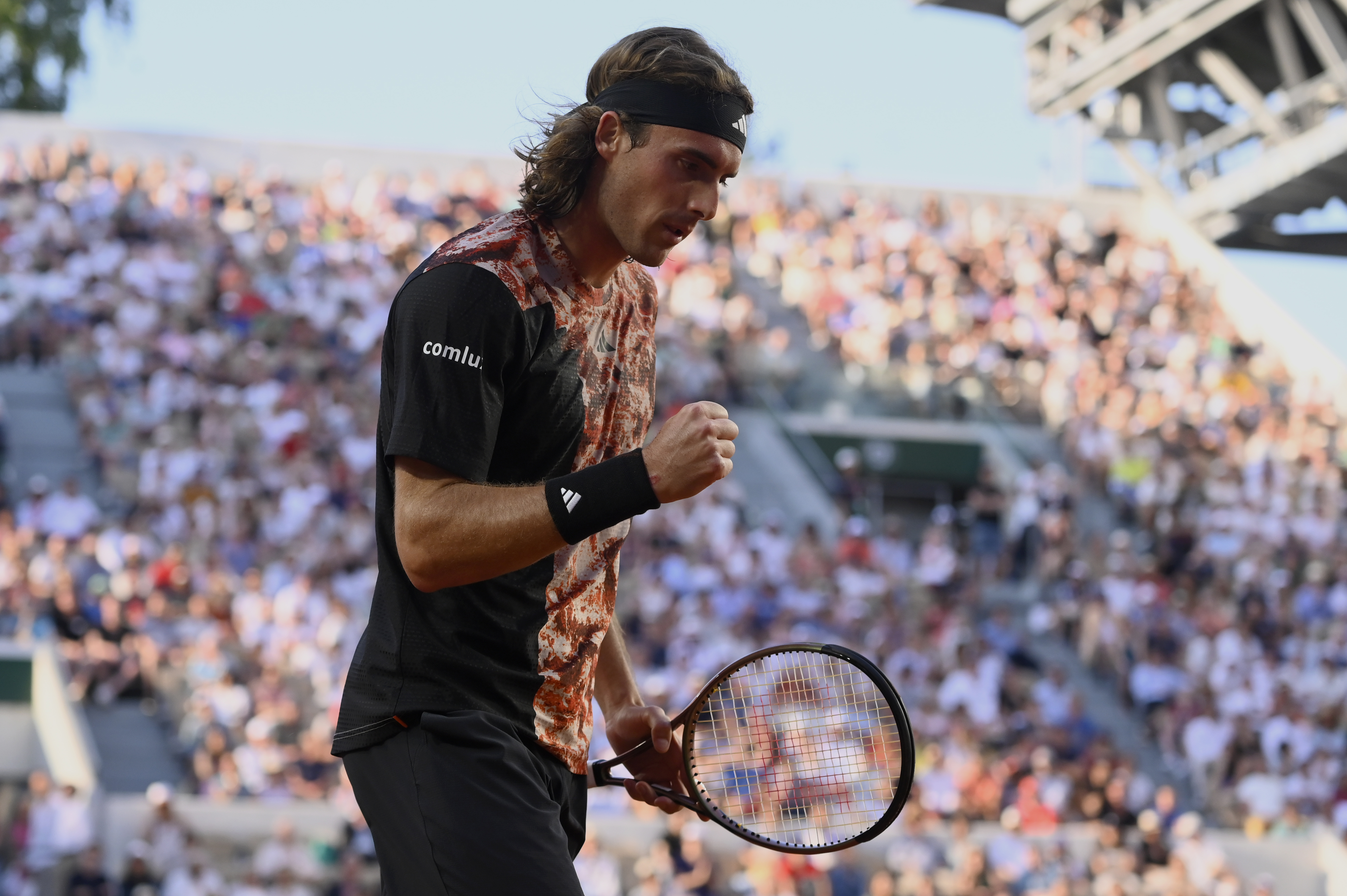 包含美国网球队险胜西班牙网球队，西西帕斯三分雨点燃全场的词条