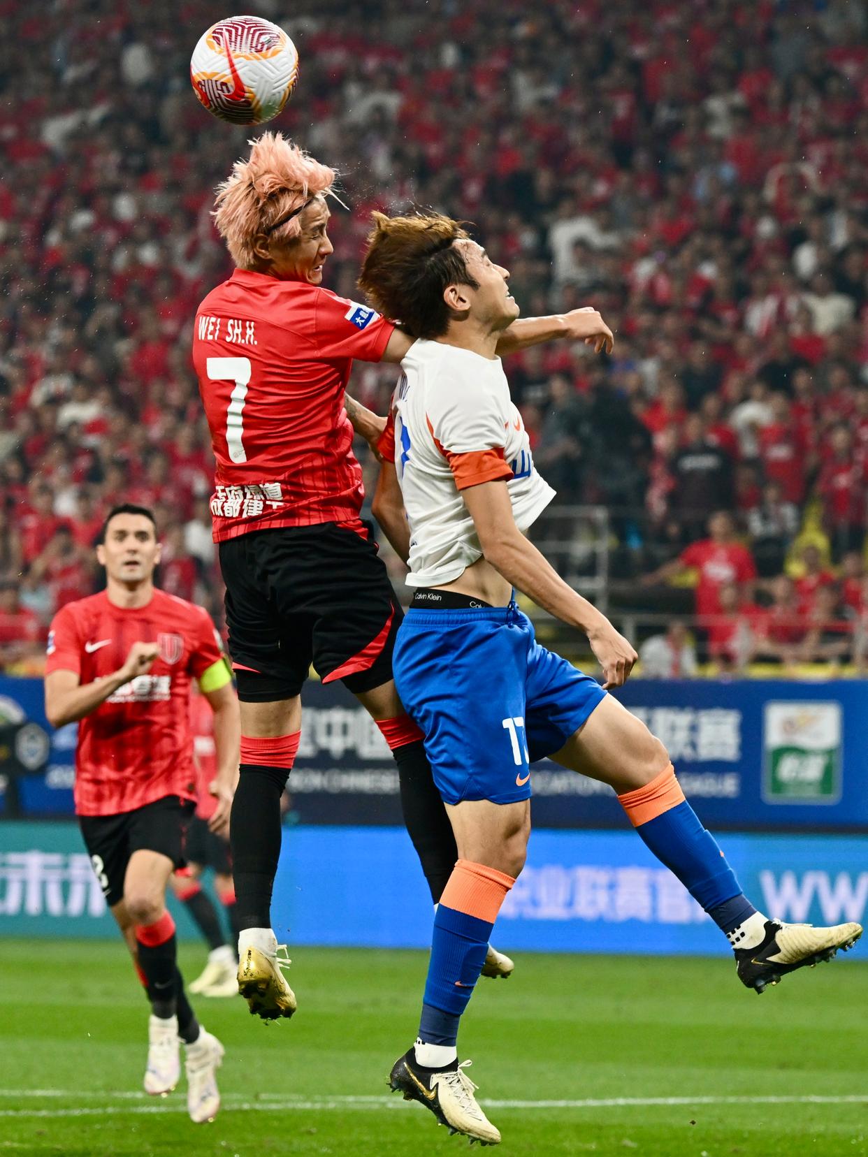 中场大将受伤待救治，球队备战冠军赛遇挑战的简单介绍