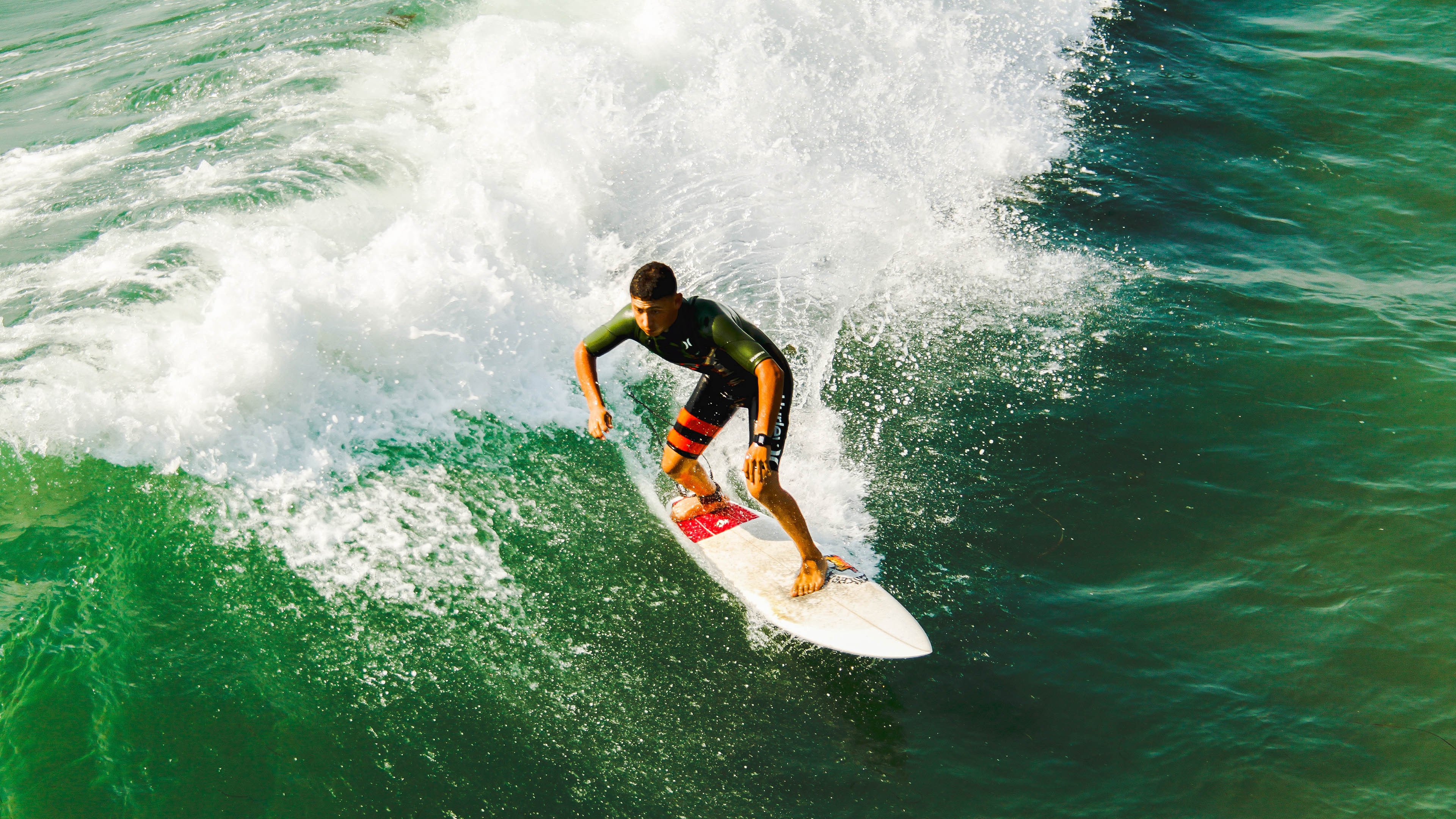 赛道风云,迈凯伦横扫红牛,阿隆索再现传奇高光